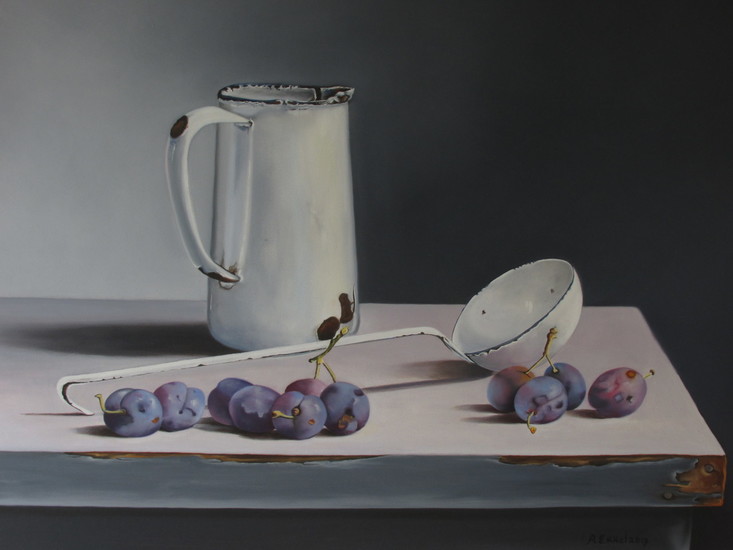 Stilleven met emaille en pruimen.