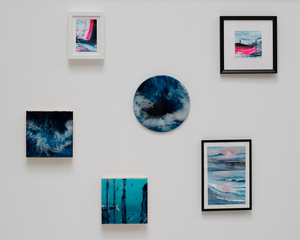 kleinere acryl kunstwerken, zowel ingelijste mixed media werken als kleine doeken.