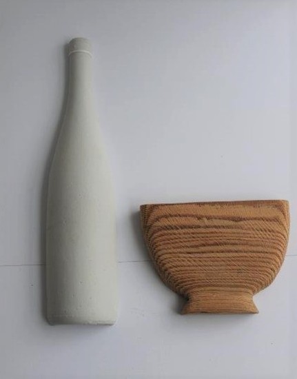 Hangend stilleven met houten kom