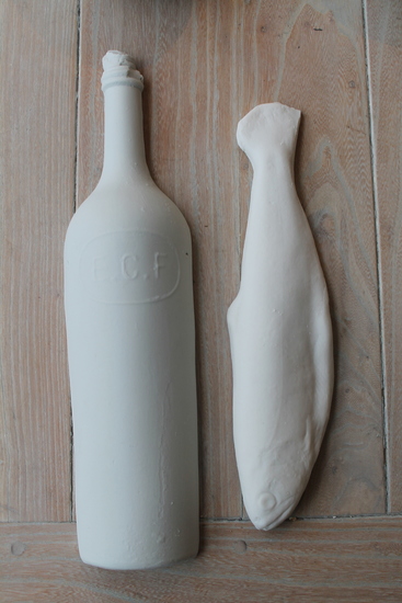 Hangend stilleven vis en fles