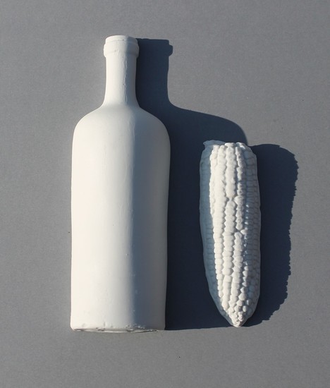 Hangend stilleven fles en mais