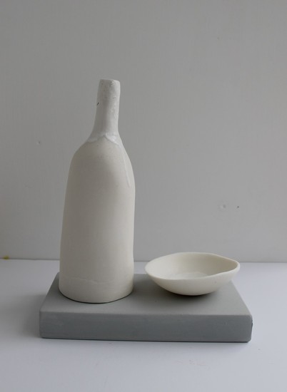 staand stilleven kleine fles en kom