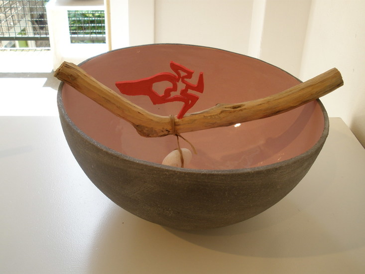 kom met vrouwfiguur 2