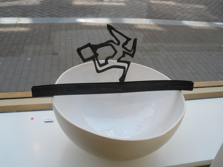 kom met vrouwfiguur 1