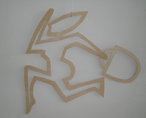 Haast, verbeeld door rennende vrouwfiguren in diverse materialen.