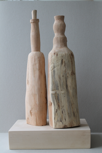 koppel twee wilgenhouten flessen op dik blok van Lindehout