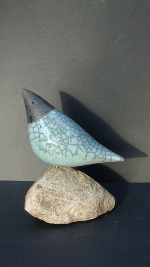 Turquoise raku vogel op voet I