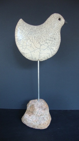 Witte discusvormige raku vogel op pen en voet I