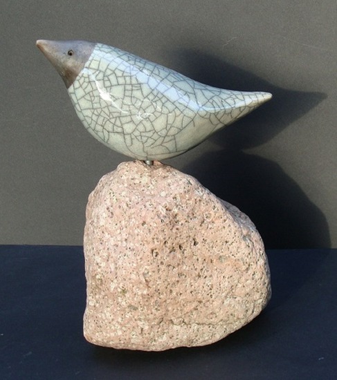 Licht-turquoise raku vogel op voet I