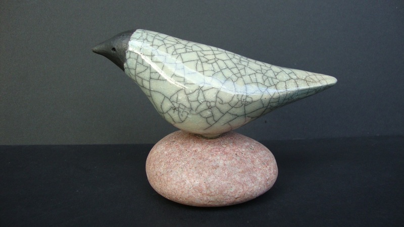 Witte raku vogel op voet II