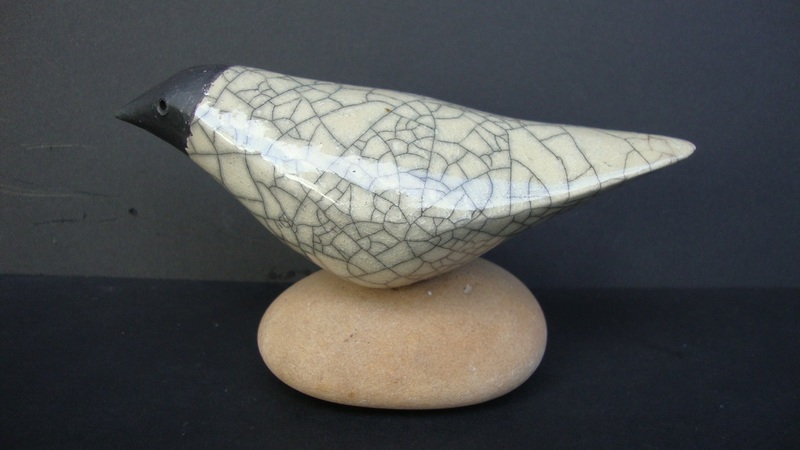 Witte raku vogel op voet III