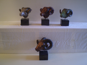 Keramische plastieken in aardewerk, vervaardigd met verschillende technieken (boetseren, drukken in gipsmallen, draaien etc) en op diverse manieren gestookt (raku, reducerend, pitfire of oxyderend). Motieven zijn algemeen organisch geïnspireerd, decoraties door middel van textuur, engobes en glazuren.