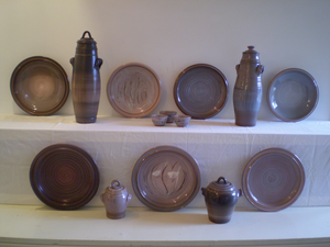 Verschillende  schaal- en vaasvormen, op de pottenbakkersschijf gedraaid en soms door boetseren verder uitgewerkt. Stooktechnieken variëren van raku en andere reducerende stooktechnieken tot oxyderend. Decoraties geometrisch of vanuit organische motieven  (planten) met gebruikmaking van uitsparingstechnieken en penselen.