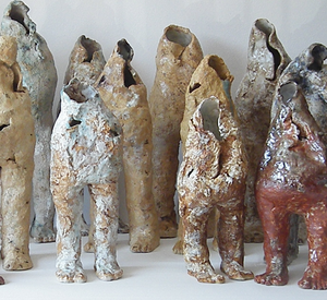 Deze figuren zijn met de hand opgebouwd. Door verschillende glazuren dik en dun op te brengen heb ik geprobeerd een eigen sfeer te creëren. Na er een aantal te hebben gemaakt ontdekt ik de kracht van meer. Het spel van de veelvoud. Op dit moment bestaat de groep uit 40 beelden. En er komen er nog meer. In deze groep kunt u aantal van mijn volk in wording zien. Ze zijn gebakken op 1250 graden.