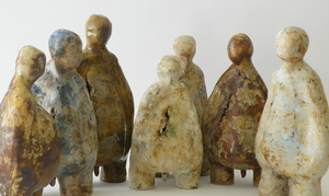 Deze figuren zijn met de hand gebouwd. De de figuren zijn geglazuurd met verschillende glazuren. De verweerde uitstraling ontstaat door de oxides en glazuren laag voor laag op te brengen en dan weer gedeeltelijk te verwijderen en opnieuw op te brengen.