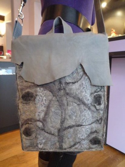 Schoudertas vilt, lamsleer, zijde