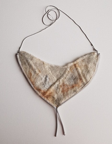 Halssieraad vilt cremewit