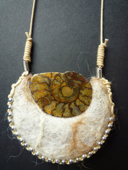 Halssieraad cremewit vilt met ammoniet