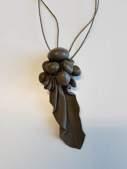 Halssieraad groen leer