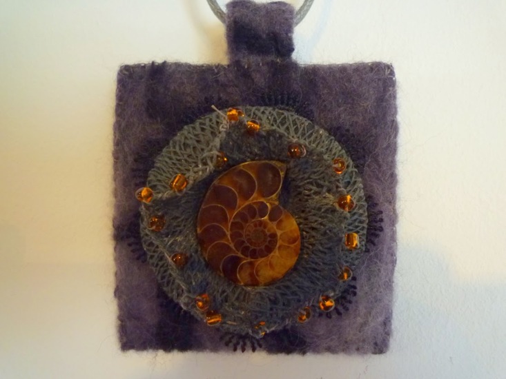 Halssieraad vilt met ammoniet