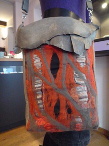 Modellen in schoudertas en rugzak