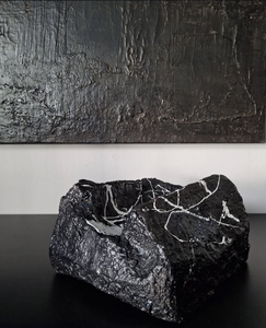 *Kleine sculpturen gemaakt van gerecycled materiaal. 
*Sculpturen
*Minimalistische sculpturen. *Recyclepainting *Abstractart *afvalkunst *Texturedart *Natuurlijke pigmenten *Modernart *Gerecyclede schilderijen *Mixed media kunst *Imperfection textuur *Duurzame kunst *Kunst met gerecyclede materialen