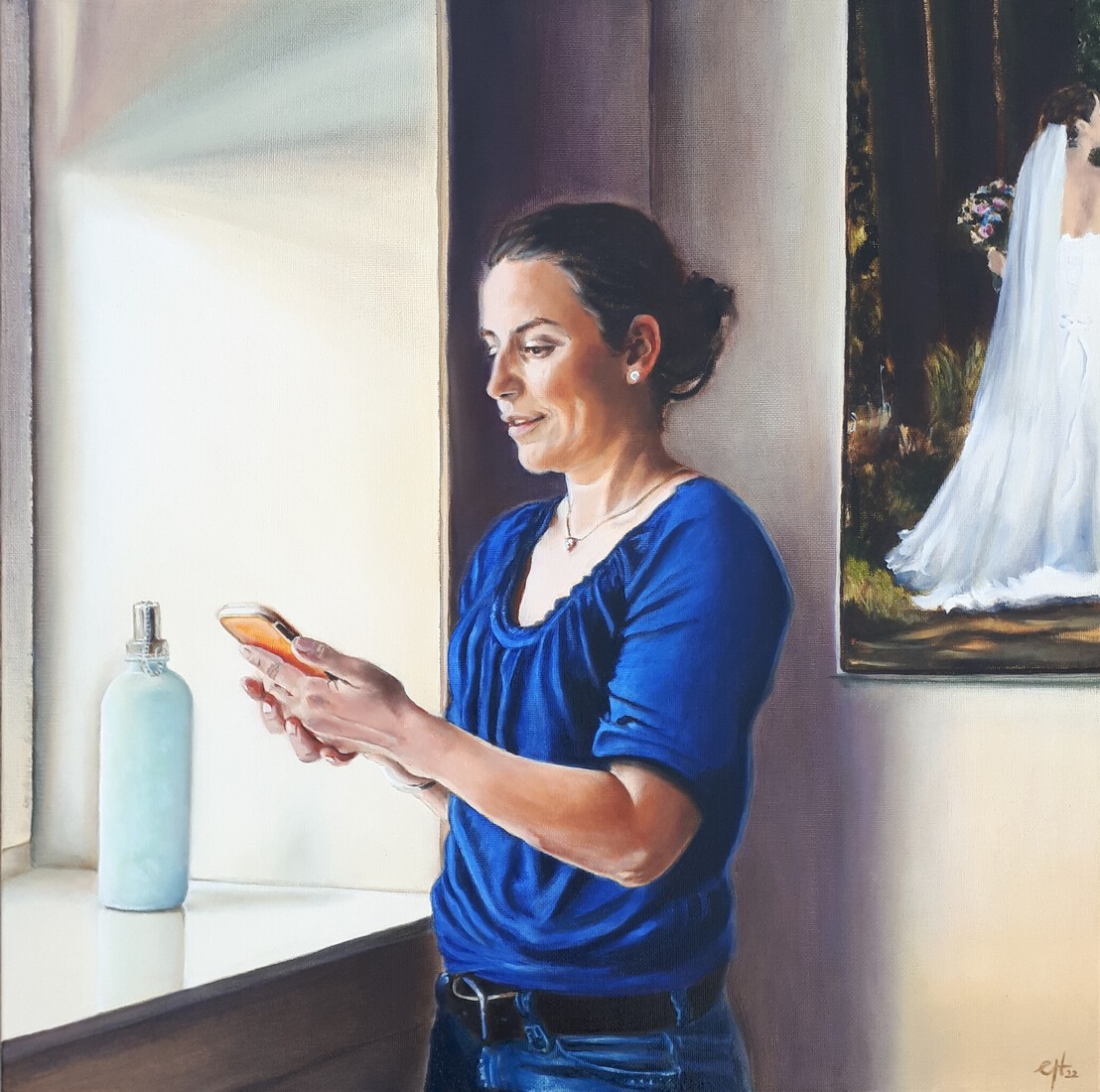 App-lezende vrouw in het blauw