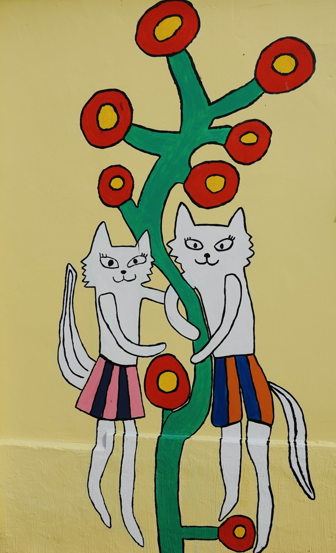 Twee fantasie katten met een fantasie bloem