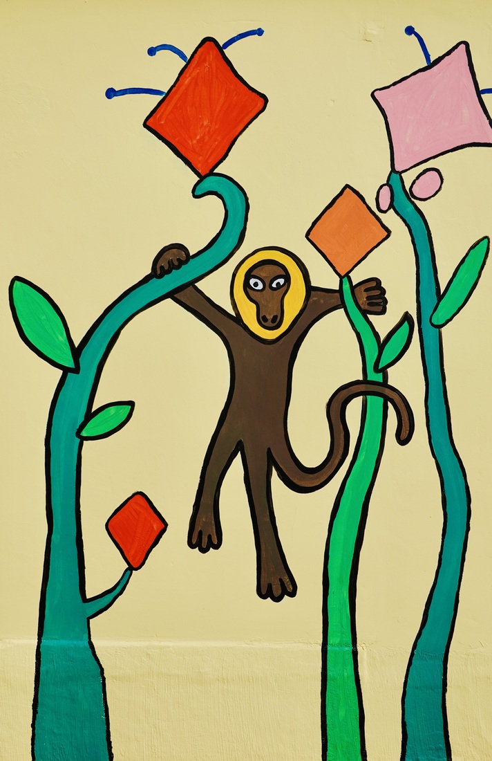 Aapje tussen de bloemenbomen