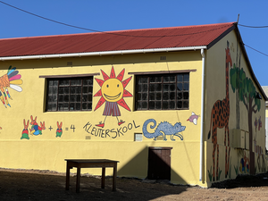 Ik heb de ontwerpen gemaakt voor muurschilderingen voor een kinderdagverblijf in Zuid-Afrika, in de stad Van Wycksdorp in de Karoo. We hebben met een team van acht mensen gewerkt aan de tekeningen op de buitenmuur van het kinderdagverblijf.