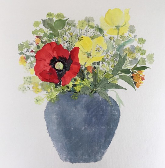 Veldbloemen in ronde blauwe vaas