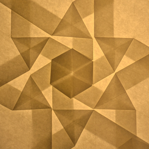 Tessellations, geometrische patronen worden gevouwen van een groot vel papier. Het licht maakt deze patronen zichtbaar.