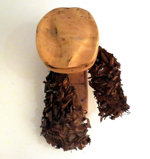 houten kapstok met pet en sjaal