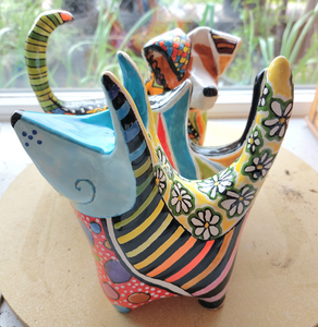 Enkele jaren geleden ben ik begonnen met mijn eigen keramiek. Kleurrijk en vrolijk zoals veel van mijn werk, nu tastbaar. Voornamelijk dieren, fantasiedieren welteverstaan. 