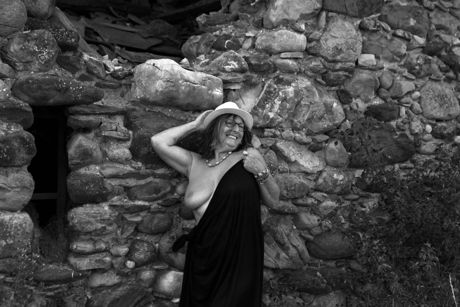 Anne voor ruïne in de Provence