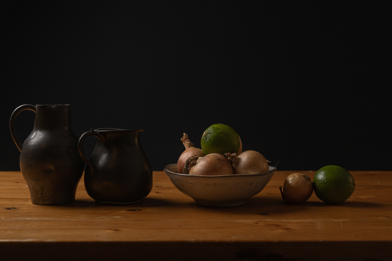 stilleven met limoenen en uien