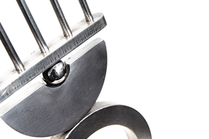 De objecten die zijn gemaakt in de periode van eind 2018 tot en met 2021, hebben als basis 'gewoon' metaal. Vaak aangevuld met gietijzer, rood-koper, geel-koper, messing, brons, lood, steen, leisteen of hout: mixed media.
De bol is een terugkerend element als thema en verhalenverteller.

Bekijk tevens de officiële site: www.rubenkoerhuis.nl
