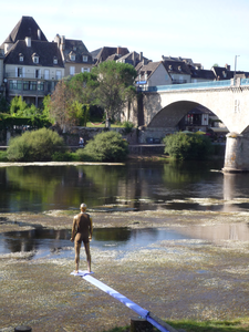 Maakt installaties die zich voegen naar, contrast geven aan of commentaar leveren op een gegeven situatie in het ruimtelijke vlak.