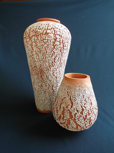 Elke vaas staat symbool voor een fase in het leven.