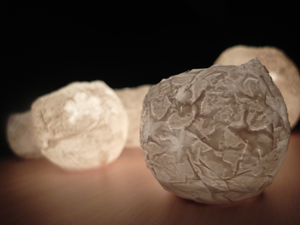 Voorwerpen gemaakt van wit porselein. Soms flinterdun, toch sterk, porselein. Het zijn allemaal unica, met de hand gemaakt.