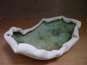 Schalen bewerkt met oxides en/of glazuren.