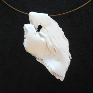 Unieke handgemaakte sieraden van porselein.