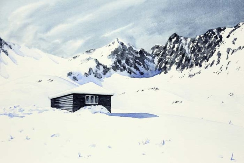 Afgelegen winter cabine die omringd wordt door sneeuw en bergen