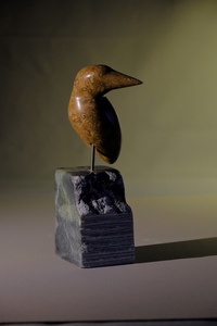 Veelal kleine beeldjes van kleine vogels zoals ijsvogels. De maten zijn genomen inclusief de sokkel.