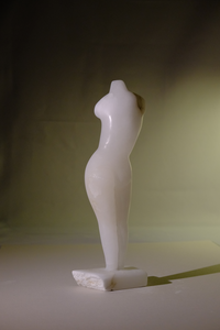 Vrouwfiguren in alle houdingen en beelden van klein tot groot en diverse steensoorten.