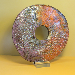 Creatief werken met klei en alles daaromheen, is mijn grootste uitdaging. Vooral het werken met verschillende glazuren, in combinatie met oxiden en engobes hebben mijn voorkeur. In de cirkel vind ik een eeuwenoud motief, waaraan ik mijn eigen 'draai' aan kan geven: uitdagend en inspirerend