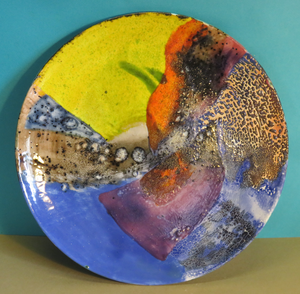 Schalen, die de drager zijn van schilderijen in glazuur. Combinaties van matte en glanzende oppervlakten, geven een speels effect, met structuren en contrasten. Een wervelend beeld, met deels een verwijzing naar de natuur, deels abstract.