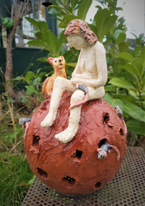 Sculpturen en gebruiksvoorwerpen van keramische materialen.