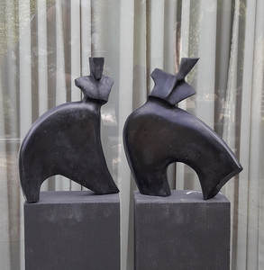 De composities verwijzen vaak naar solidariteit of interactie.