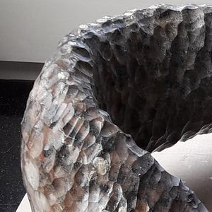 De reliëfs zijn een resultaat van het opzoeken van grenzen van materiaal en gereedschap, met verrassende resultaten.